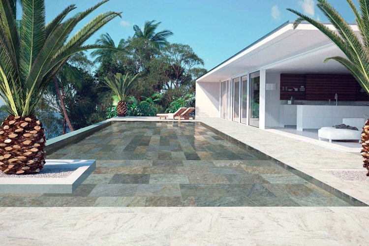 Des carreaux imitation pierre de Bali pour le carrelage du bassin de piscine.