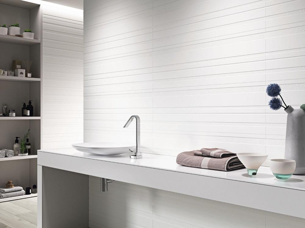 Carrelage blanc salle de bain avec un léger relief