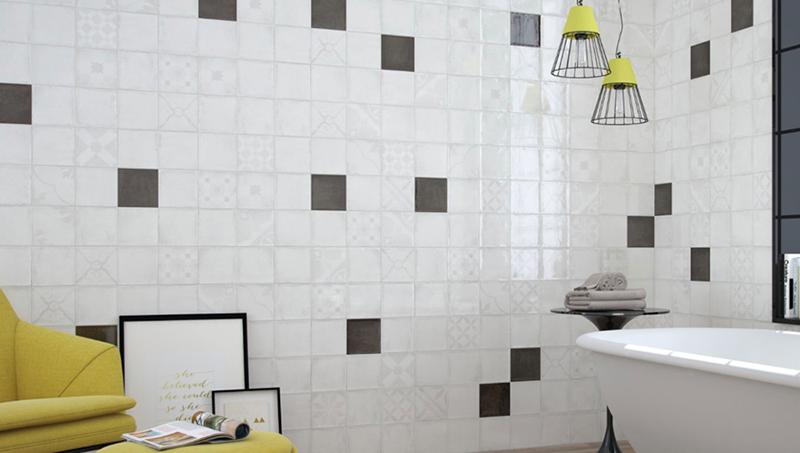 Carrelage blanc salle de bain avec motif