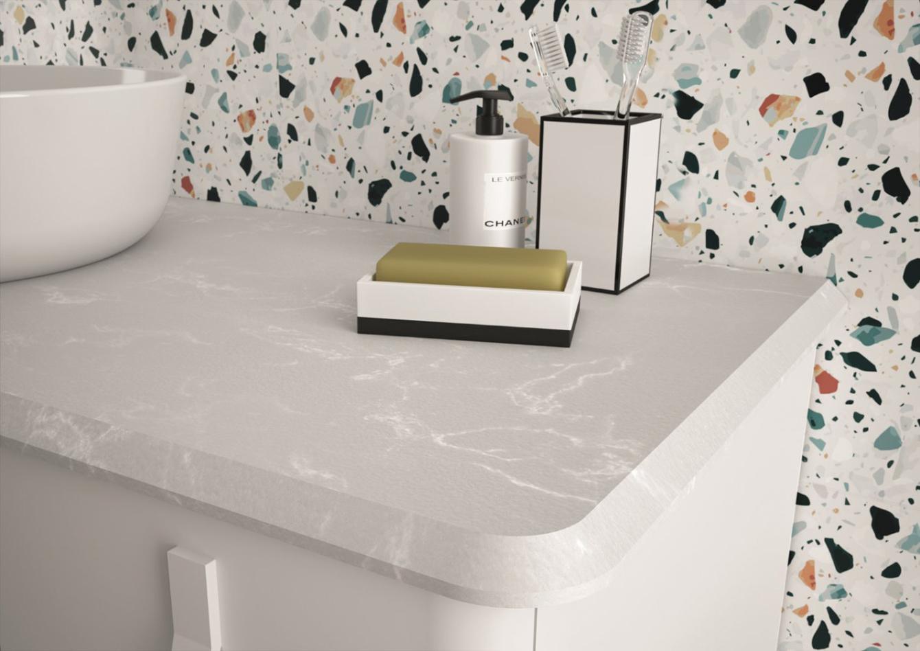 Meuble salle de bain avec mur terrazzo