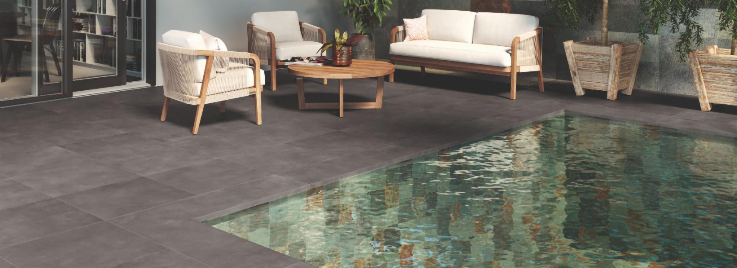 Carrelage intérieur piscine multicolore grand format