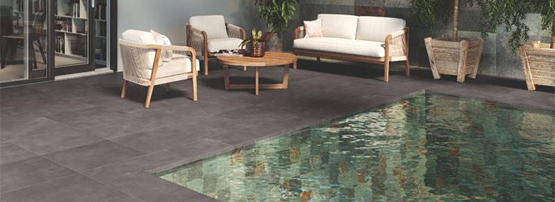 Carrelage intérieur piscine multicolore grand format