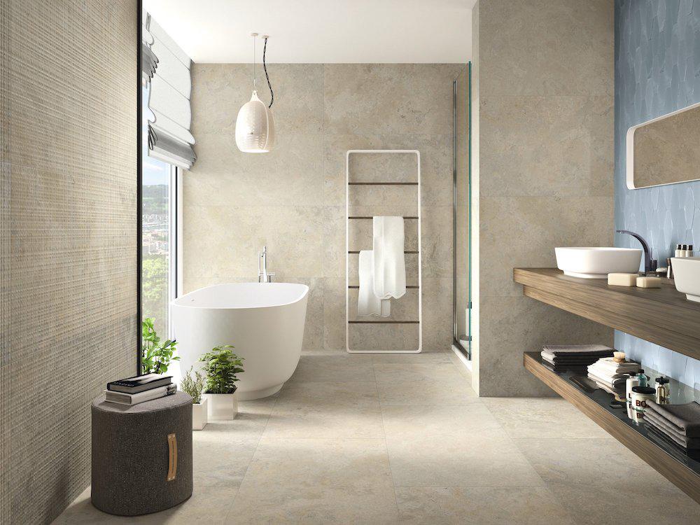 Salle de bain avec carrelage beige