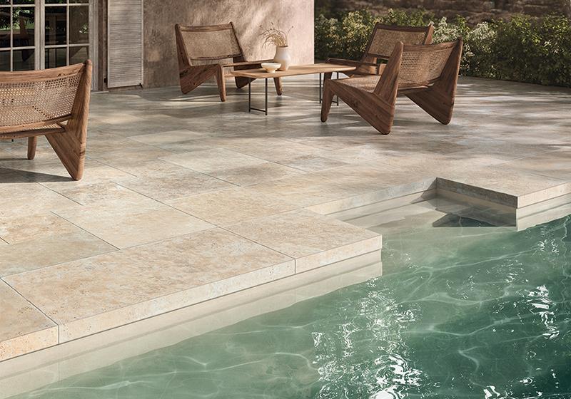 Carrelage plage de piscine imitation travertin