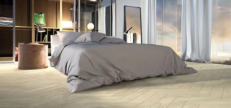 Carrelage imitation parquet dans une chambre