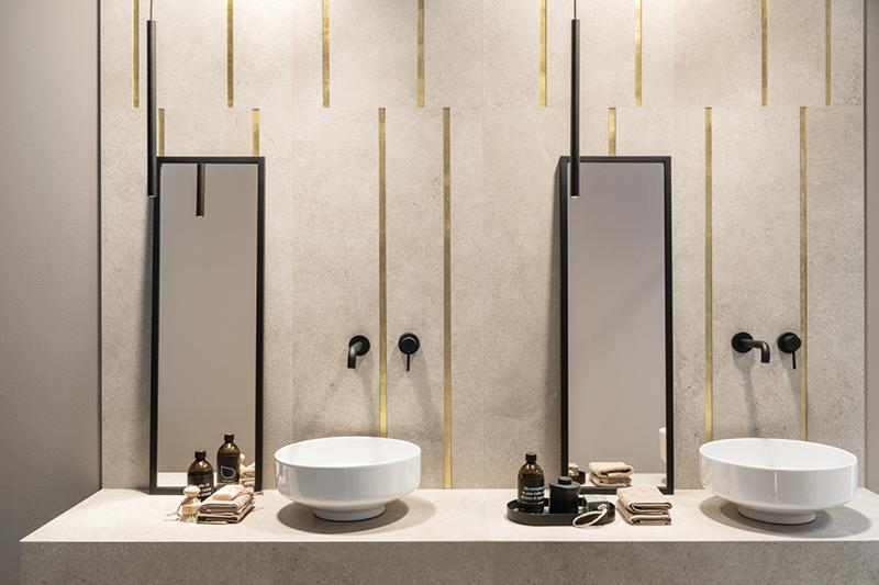Faïence salle de bain avec touche dorée version graphique