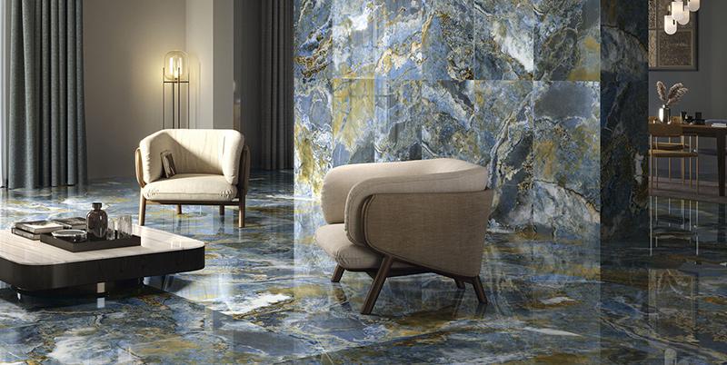 Salon avec carrelage sol continu mur imitation marbre bleu et ocre