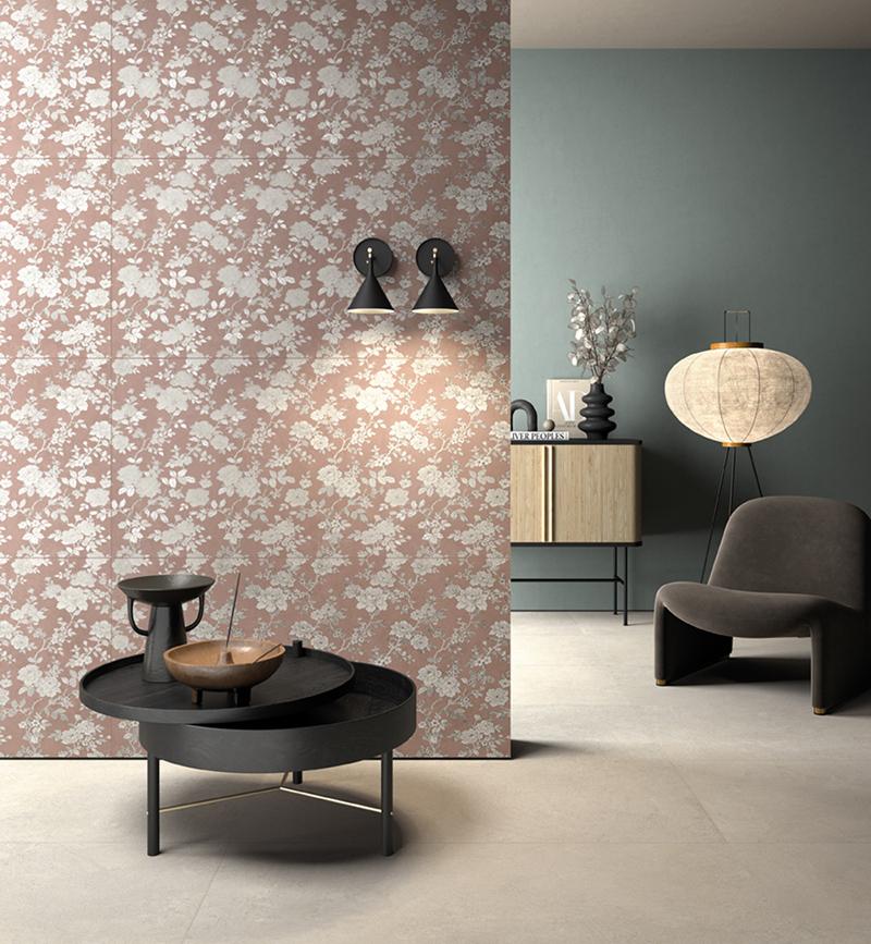 Salon avec carrelage imitation papier peint fleuri