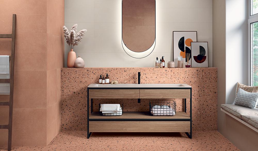 Salle de bain au carrelage terracotta effet terrazzo