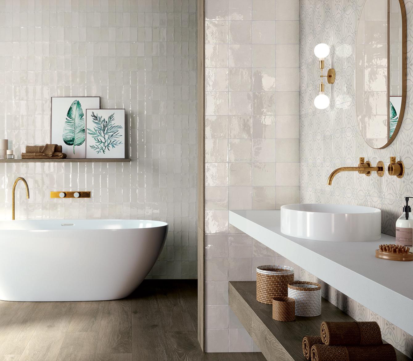 Salle de bain avec zelliges blancs au mur et effet bois pour le sol