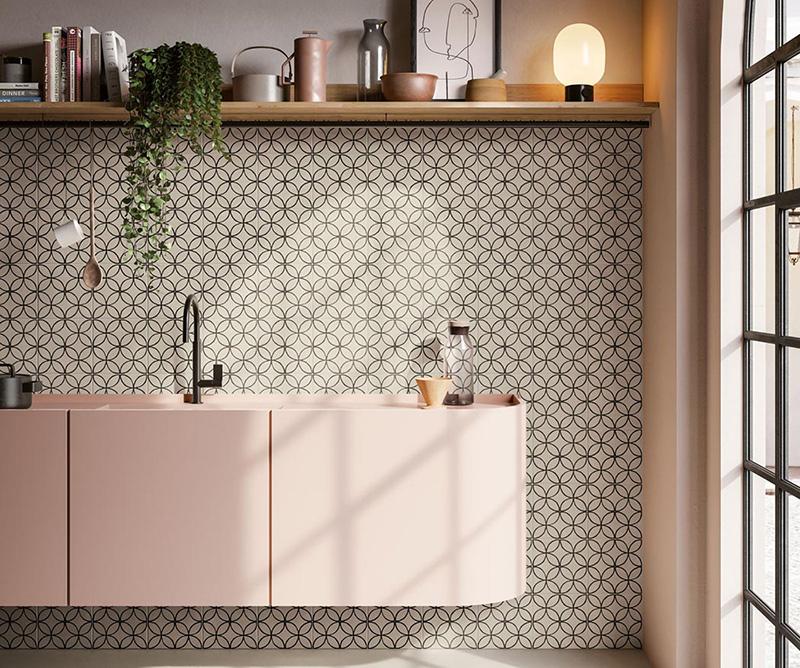 Carreaux ciment en noir et blanc pour une salle de bain Chic Intemporel