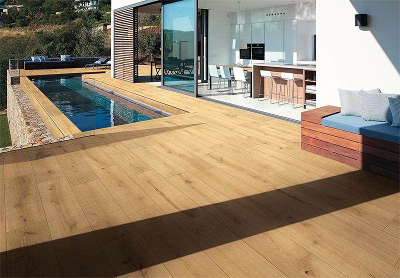 Carrelage piscine imitation parquet bois