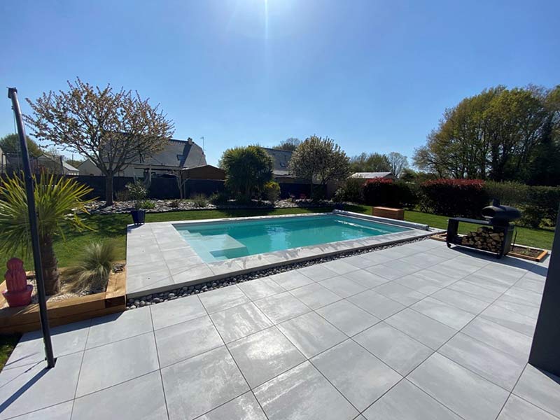 Un carrelage effet béton pour une terrasse conviviale à Pontchâteau (44)