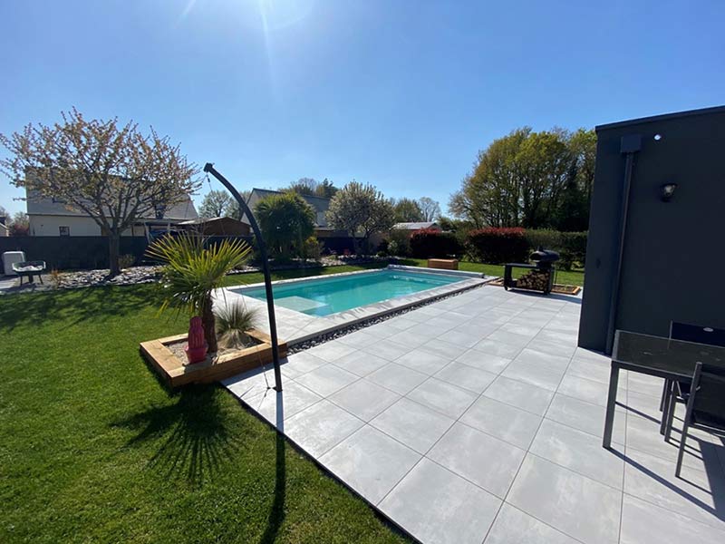 Un carrelage effet béton pour une terrasse conviviale à Pontchâteau (44)