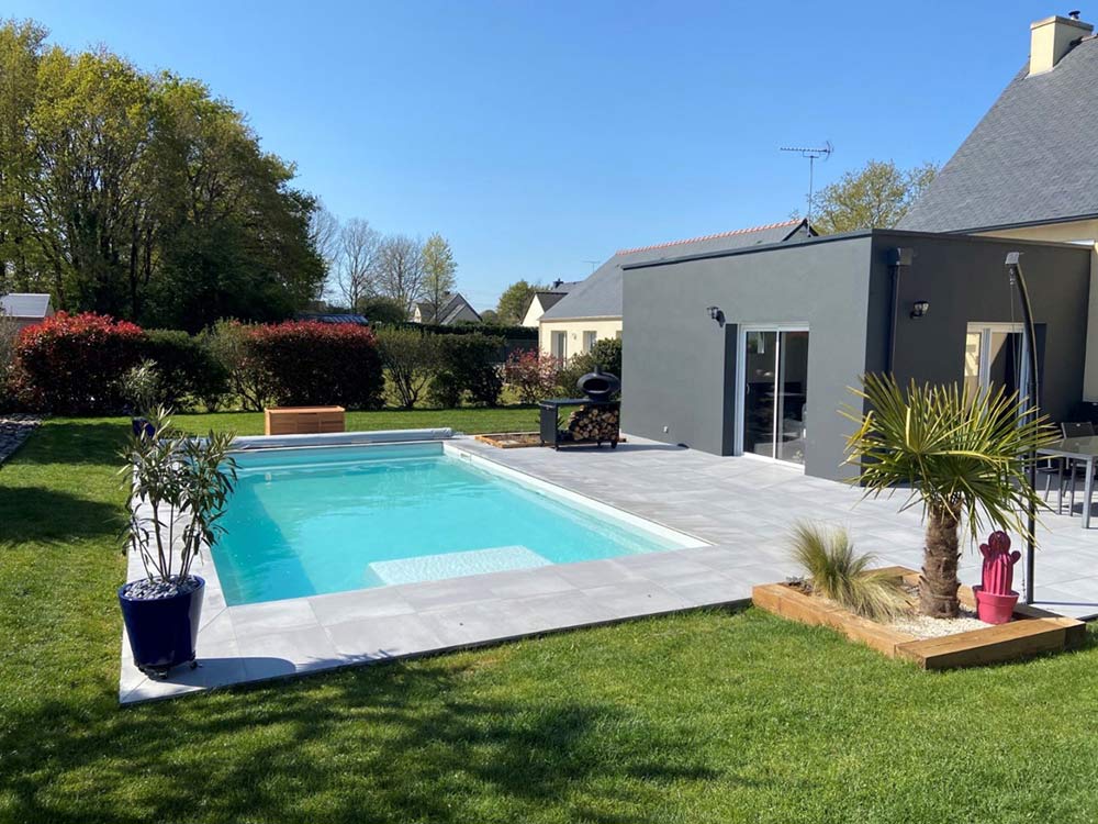 Un carrelage effet béton pour une terrasse conviviale à Pontchâteau (44)