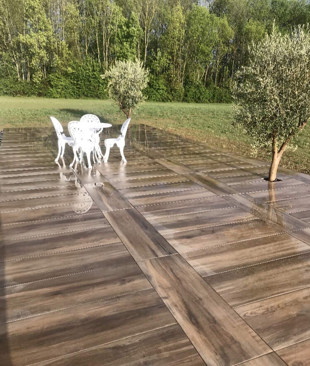 Un carrelage imitation bois pour une terrasse design et chaleureuse - Climent Carrelage à Besançon (25)