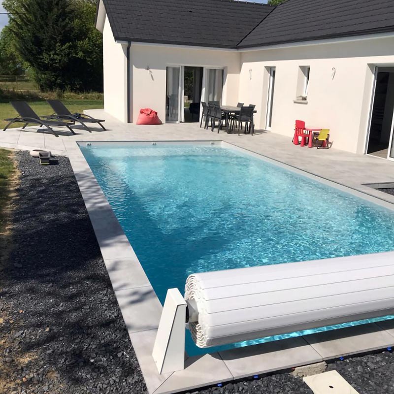 Un carrelage effet béton pour une terrasse avec piscine familiale par Giani Carrelage à Tarbes (65)