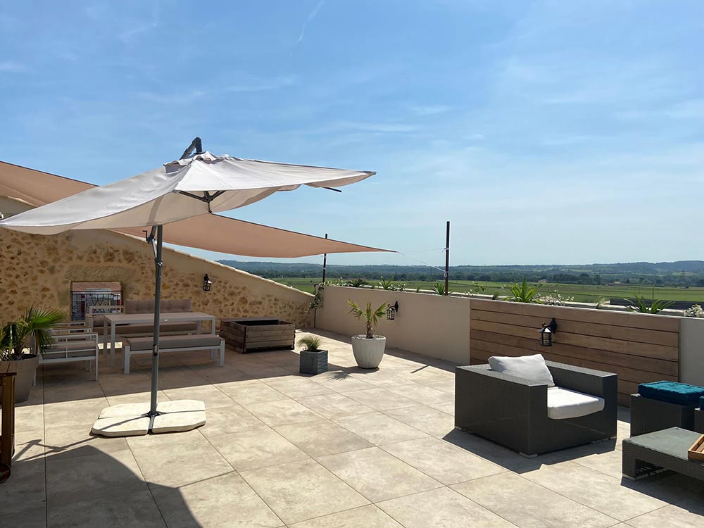 Un carrelage effet pierre naturelle pour un toit terrasse à Béziers (34) par POP CARRELAGE