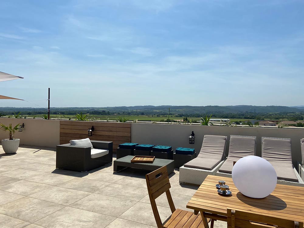 Un carrelage effet pierre naturelle pour un toit terrasse à Béziers (34) par POP CARRELAGE