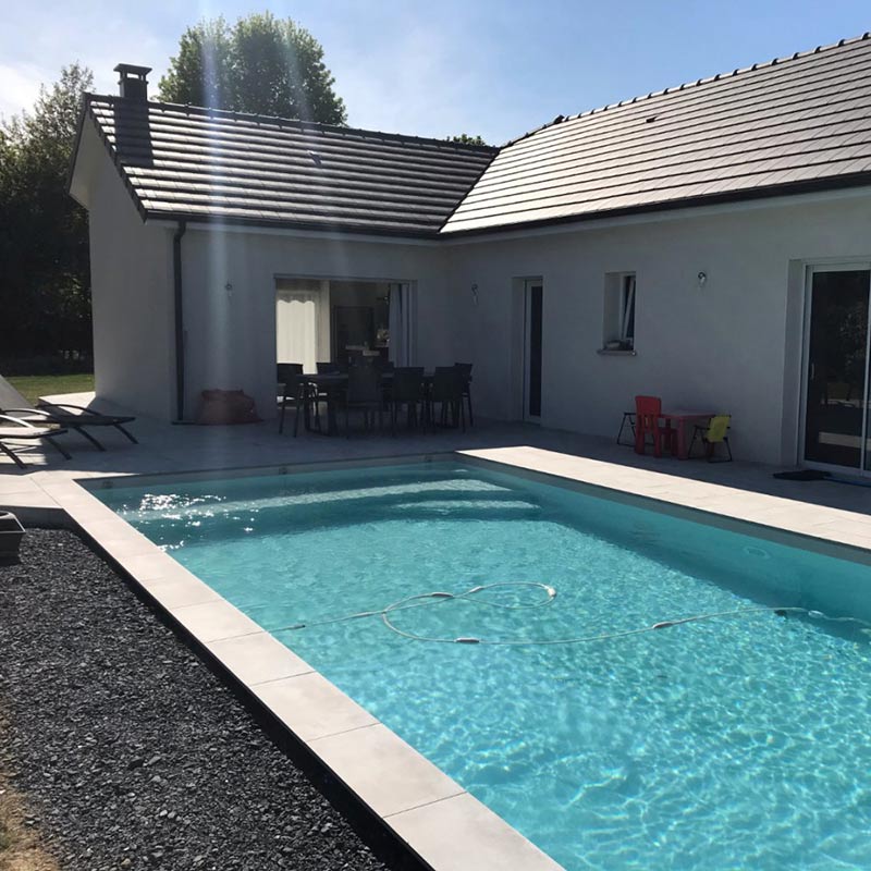 Un carrelage effet béton pour une terrasse avec piscine familiale par Giani Carrelage à Tarbes (65)