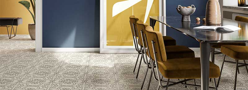 Associez avec style carrelage de sol et peinture murale dans votre pièce à vivre