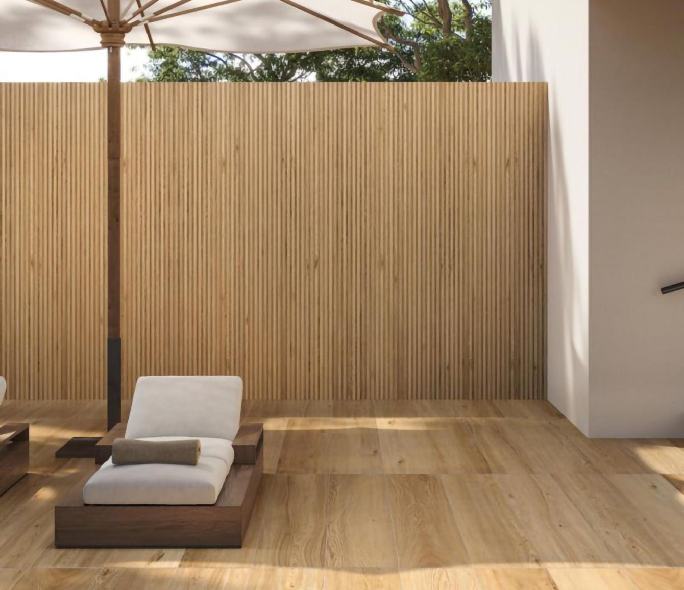 Sur cette terrasse, l'esprit bois se joue en duo avec un carrelage imitation parquet au sol et un carrelage imitation bois avec surface rainurée.