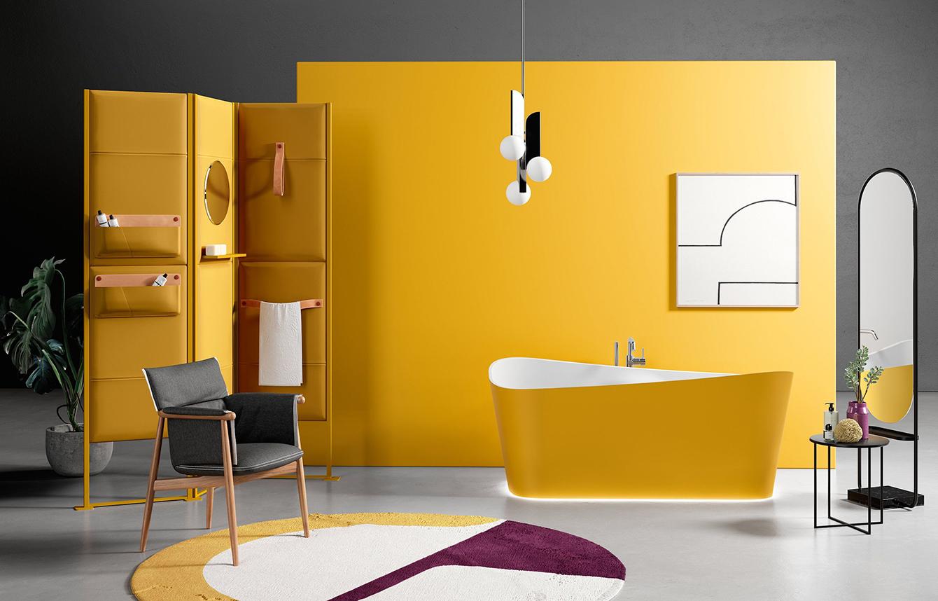 Salle de bain avec meuble coloré