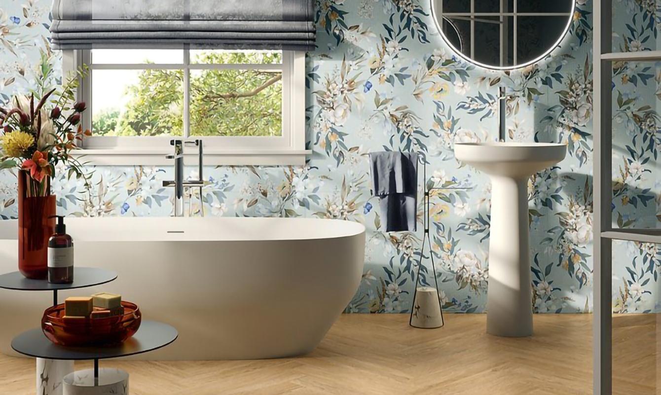Carrelage imitation bois, tendance intemporelle Le carrelage imitation parquet bâton rompu réchauffe la faïence murale bleue à motif de fleurs.