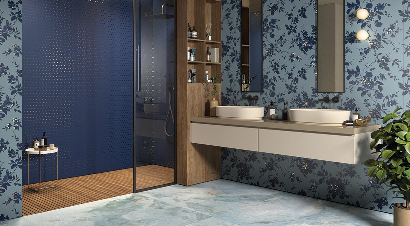 Mélange des styles, maxi tendance pour la carrelage de la salle de bain Réunies par un bleu intense, les faïences murales associent le motif fleuri à un esprit graphique. Au sol, les grands carreaux imitation marbre bleu apportent le petit supplément d'élégance chic.