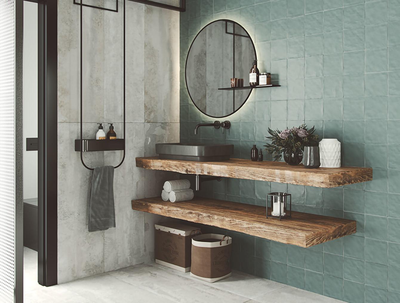 Dans cette salle de bain à l'esprit atelier, les carreaux 15x15 cm en finition mate bosselée vert de gris sont associés à de grands carreaux rectangulaires imitation pierre naturelle