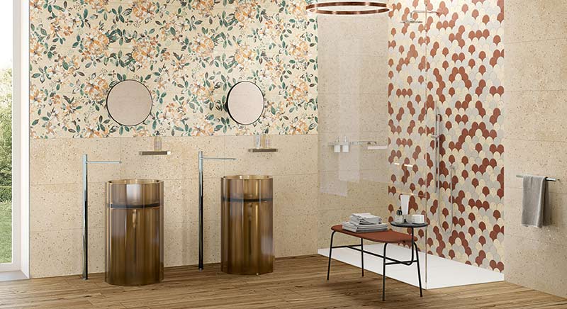 Carreaux d'inspiration terrazzo et faïence façon papier peint fleuri, coloris terracota et carrelage imitation parquet au sol… Cette salle de bain mixe avec brio plusieurs tendances fortes de la saison.