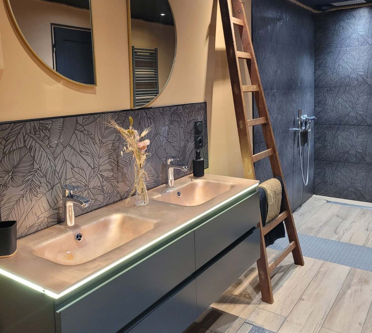 Projet salle de bain : : carrelage imitation parquet bois et carreaux à motif floral