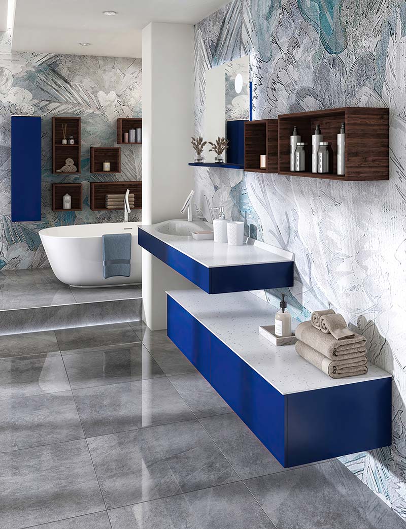 Salle de bain avec meuble suspendu couleur bleue