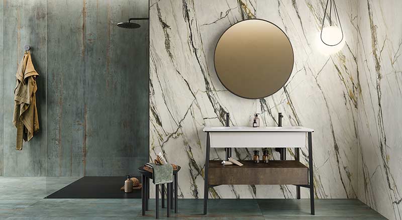 Carrelage imitation marbre calacatta et carreaux effet cuivre oxydé, la teinte rouille en commun