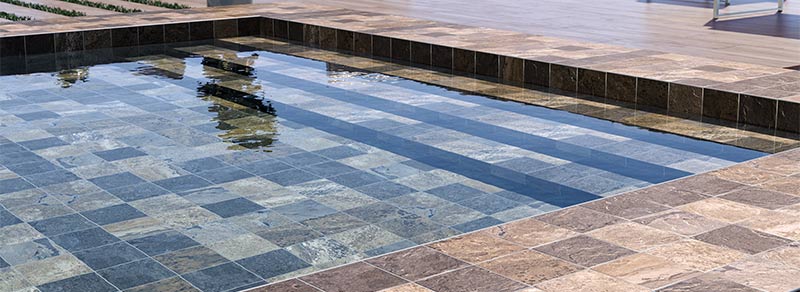 Piscine avec le carrelage effet pierre de Bali