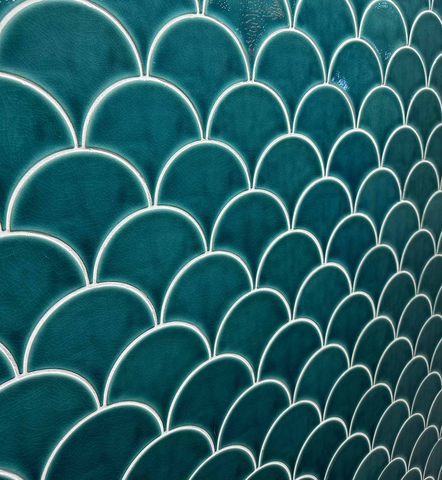 Carrelage mural forme écailles de poisson coloris turquoise