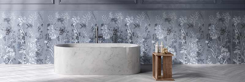 Salle de bain équipé du carelage mural Jes avec des motifs floraux