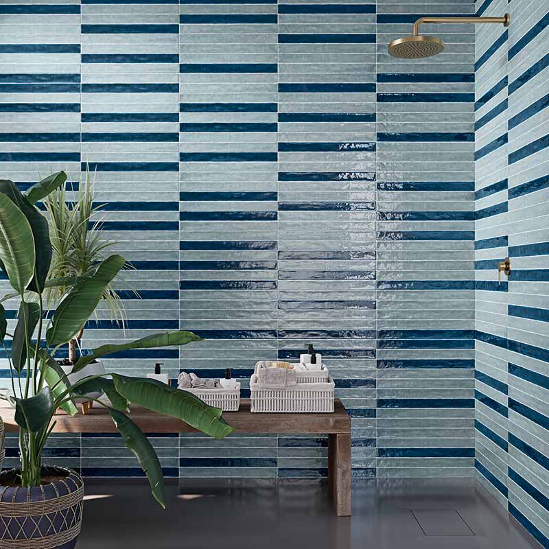 Salle de bain avec un carrelage mural style métro Maire coloris bleu