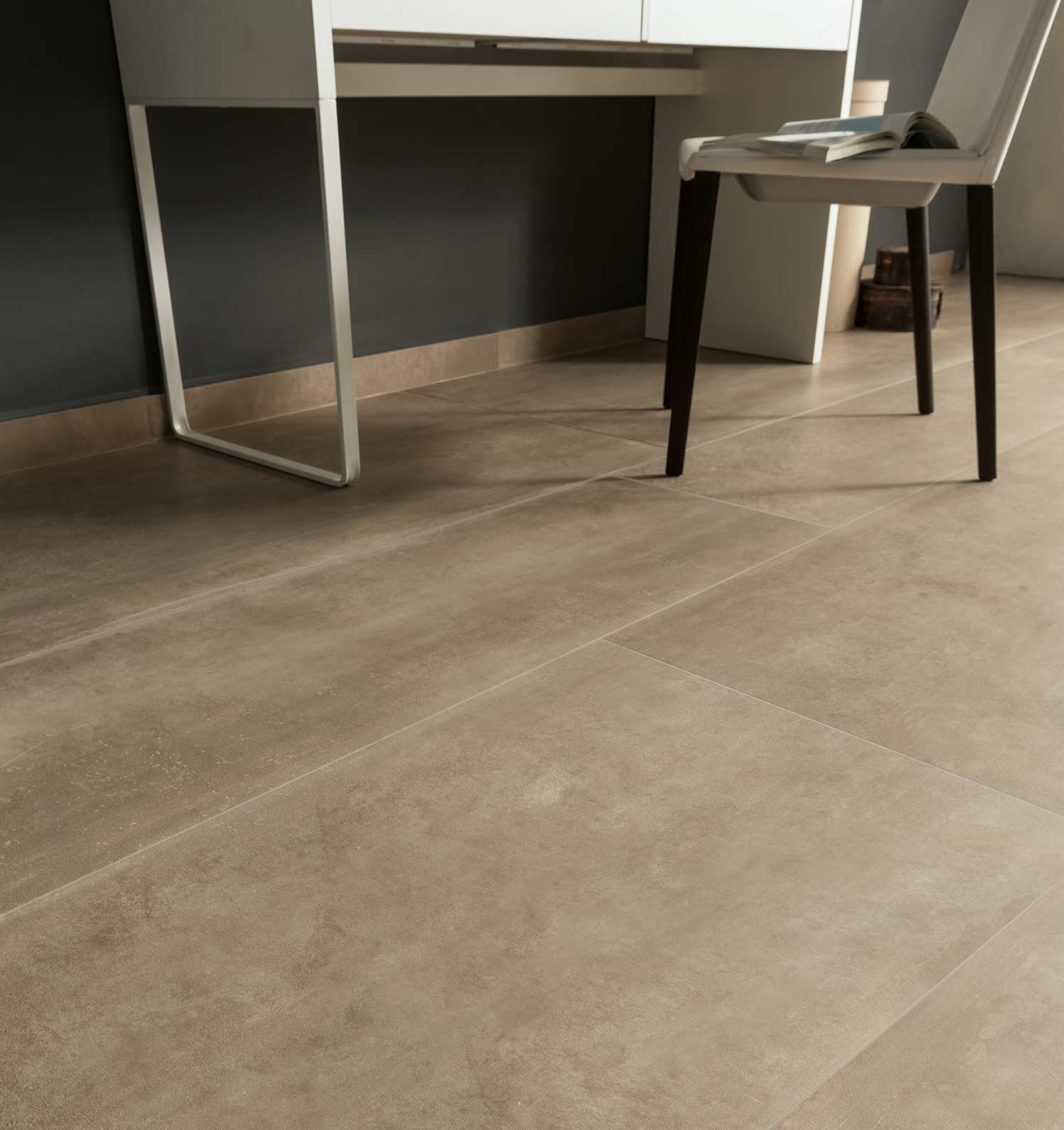 Carrelage au sol coloris beige de la collection Paesane, un carrelage imitation béton