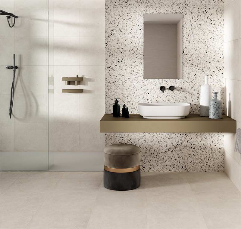 Mur carrelé de la salle de bain avec du carrelage effet terrazzo Talasska