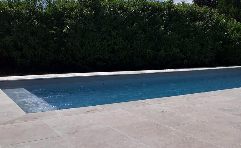 Réalisation d'une plage de piscine par le magasin Carrelage et bain à Libourne