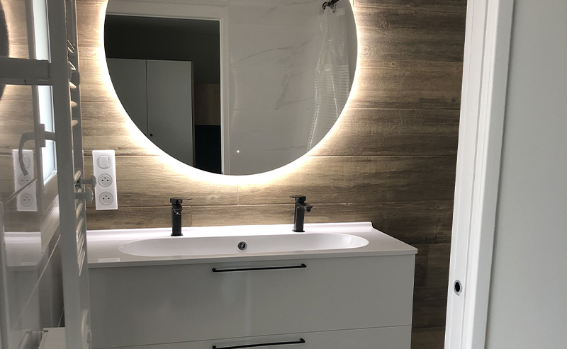 Carrelage salle de bain dans une maison neuve par le magasin carrélia à Beausemblant