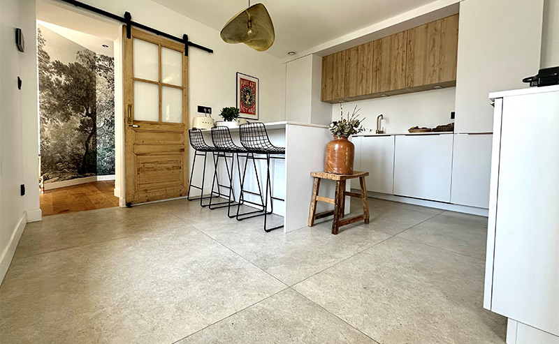 Carrelage dans la construction d'une cuisine neuve par le magasin Carrélia à Beausemblant