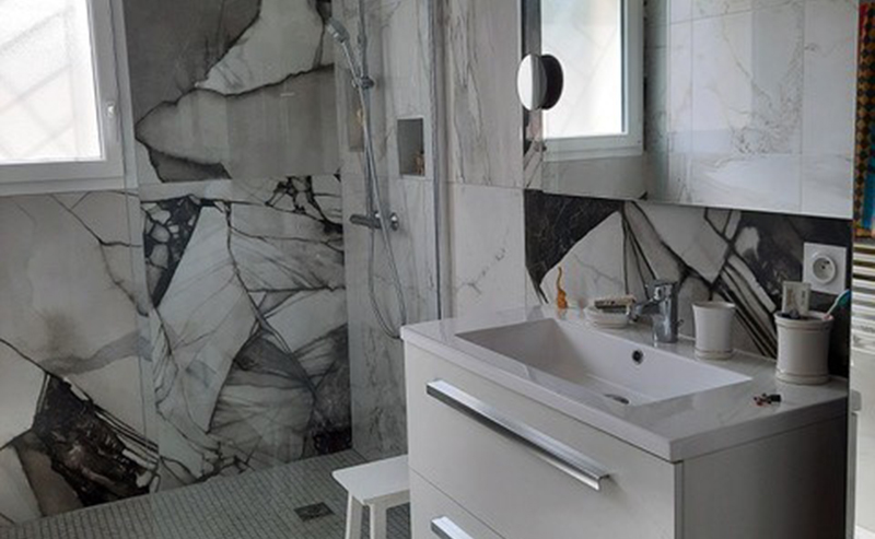 Rénovation d'une salle de bain par le magasin salle de bain Carrélia à Davézieux