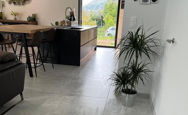 Réalisation client décoration intérieure d'une maison neuve par Carrelia à Grenoble