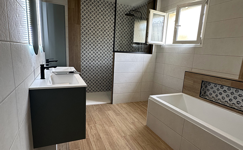 salle de bain carrelage blanc et à motif