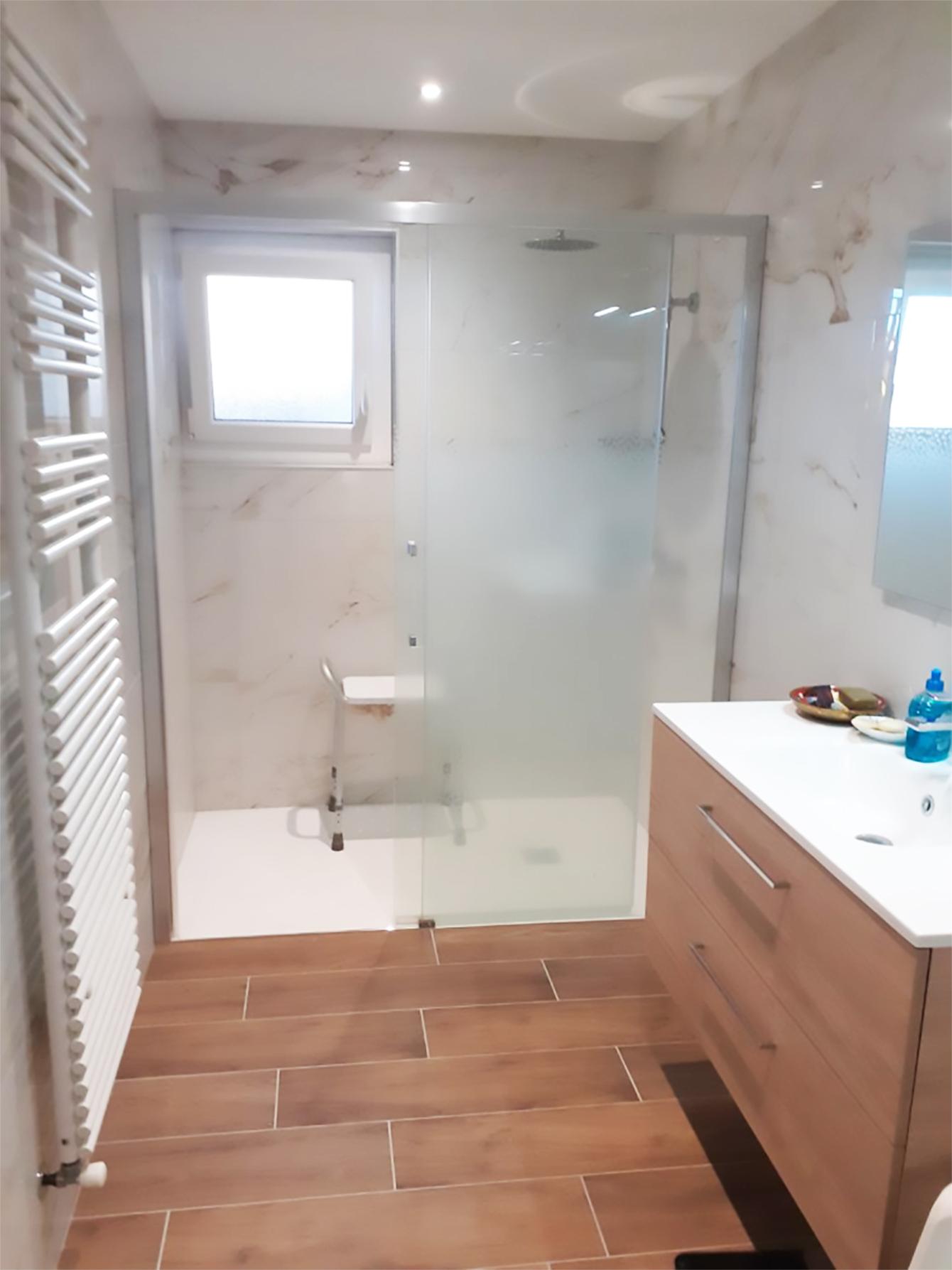 Rénovation complète de la salle de bain réalisée par Carrélia à Valence