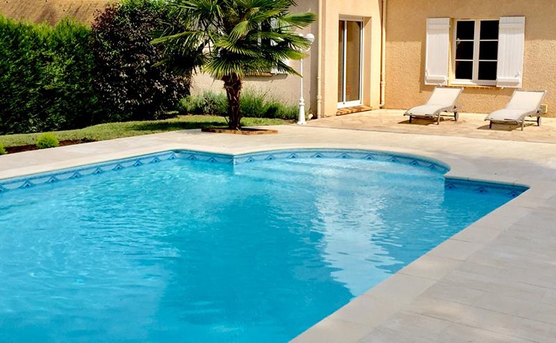 Magnifique plage de piscine privée avec du carrelage 30 x 60