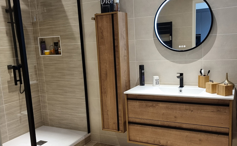Rénovation moderne d'une salle de bain avec carrelage élégant, réalisée par le magasin CDM à Avallon.