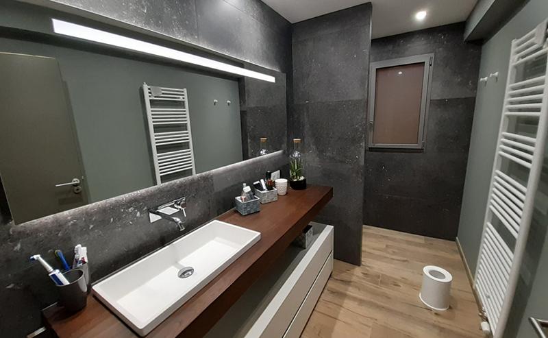 Réalisation salle de bain effet bois et pierre naturelle par Climent Saône